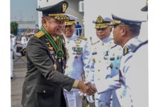 Upacara Peringatan Hari Ulang Tahun ke-79 TNI Angkatan Laut yang digelar di atas Kapal KRI dr. Radjiman Widyodiningrat-992, Selasa (10/9/2024)