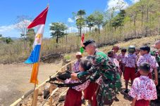 Kunjungi SD Kecil Banu di Dusun Oelfab, Desa Tasinifu, Kecamatan Mutis, Kabupaten Timor Tengah Utara (TTU), pada Kamis (29/8/2024)