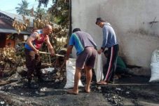 Aipda Zulfikri bersama pemerintah desa dan warga setempat terjun langsung membersihkan puing-puing di lokasi kejadian pada Kamis (12/9/2024)