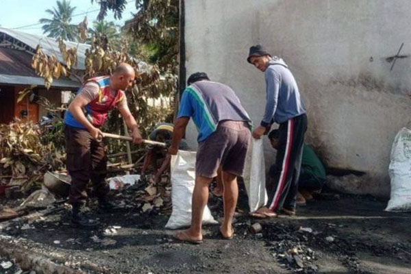 Aipda Zulfikri bersama pemerintah desa dan warga setempat terjun langsung membersihkan puing-puing di lokasi kejadian pada Kamis (12/9/2024)