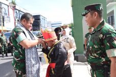 Kasad Jenderal TNI Maruli Simanjuntak, M.Sc., menyampaikan pentingnya pendidikan anak kepada prajurit dan PNS Korem 131/Santiago di Aula Markas Korem, Manado, pada Jumat (13/9/2024)