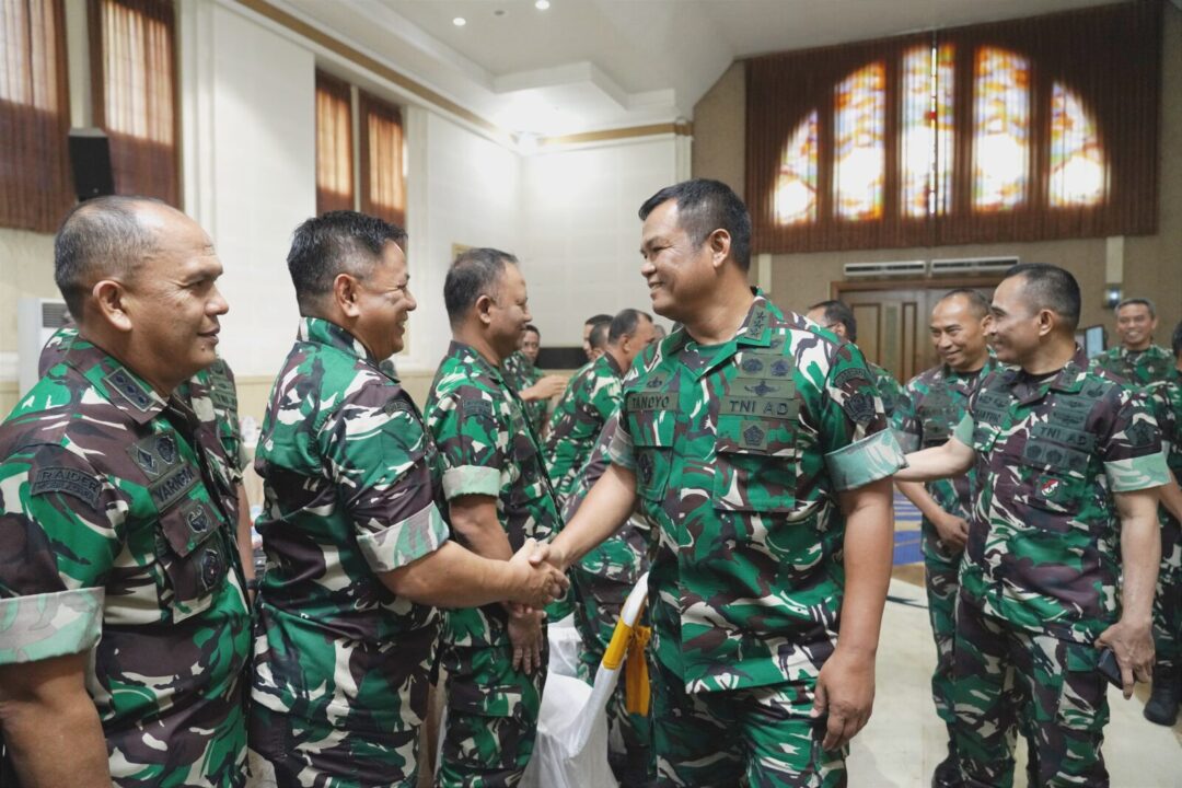 Penyelenggara pendidikan TNI AD di Gedung Ganesha, Markas Komando Pembina Doktrin, Pendidikan, dan Latihan TNI AD (Kodiklatad), Bandung, Jawa Barat, Jumat (20/9/2024)