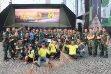 Peringatan HUT ke-79 TNI, Keberadaan TNI dalam kegiatan bersih-bersih ini mendapat sambutan positif dari masyarakat, (Foto dok)