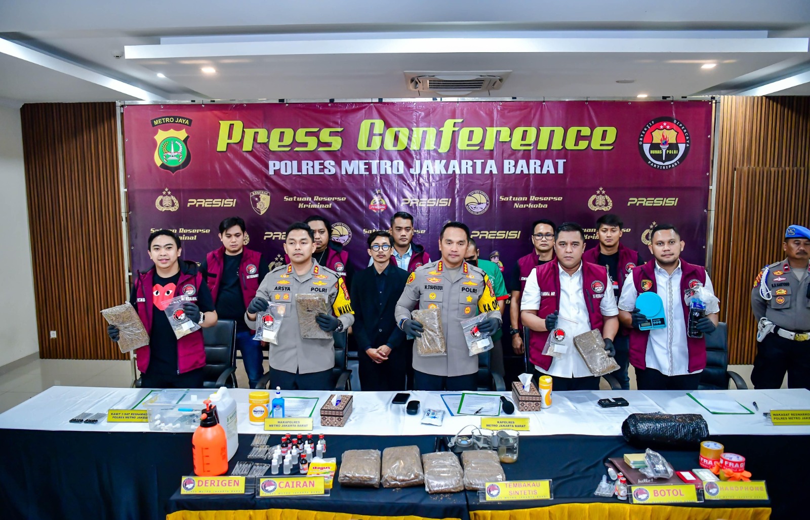 Satuan Reserse Narkoba Polres Metro Jakarta Barat, dalam konferensi pers, (Foto dok)