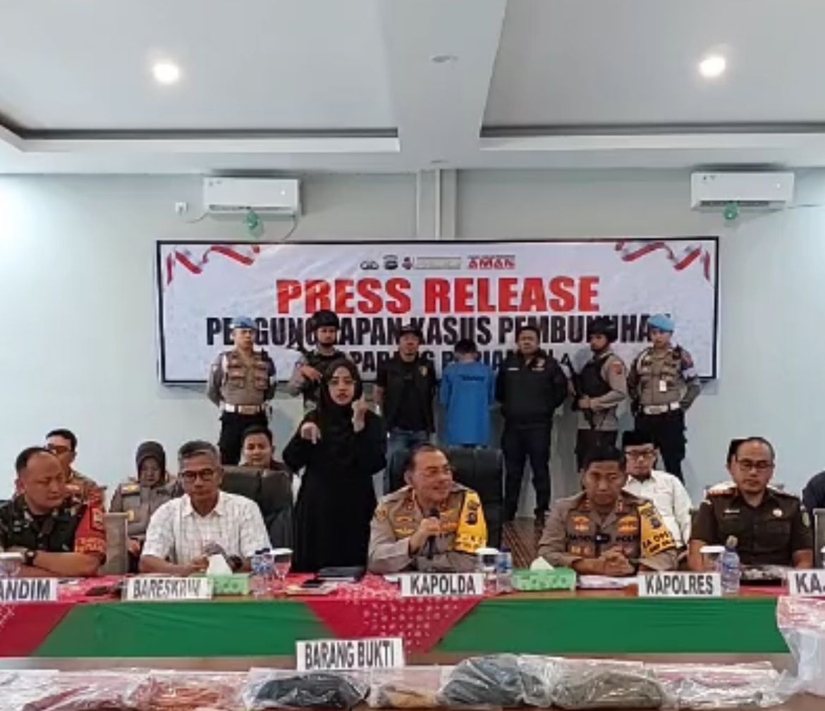 Kapolres Padang Pariaman AKBP Ahmad Faisol Amir bersama tim tangkap pelaku, IS, ditangkap di Nagari Guguak, Kayu Tanam, Padang Pariaman (foto dok)