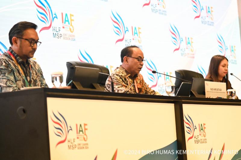 Menkominfo Budi Arie Setiadi (tengah) saat memberikan keterangan dalam Konferensi Pers di Media Center HLF-MSP dan IAF ke-2 di Pecatu Hall, Bali Nusa Dua Convention Center, Badung, Minggu (01/09/2024)