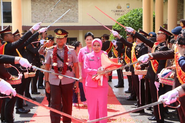 Kegiatan pelepasan pindah tugas Irjen Pol Yudhiawan dan istri digelar melalui tradisi Farewell Parade di lapangan Presisi Polda Sulut, Senin (30/9/2024)