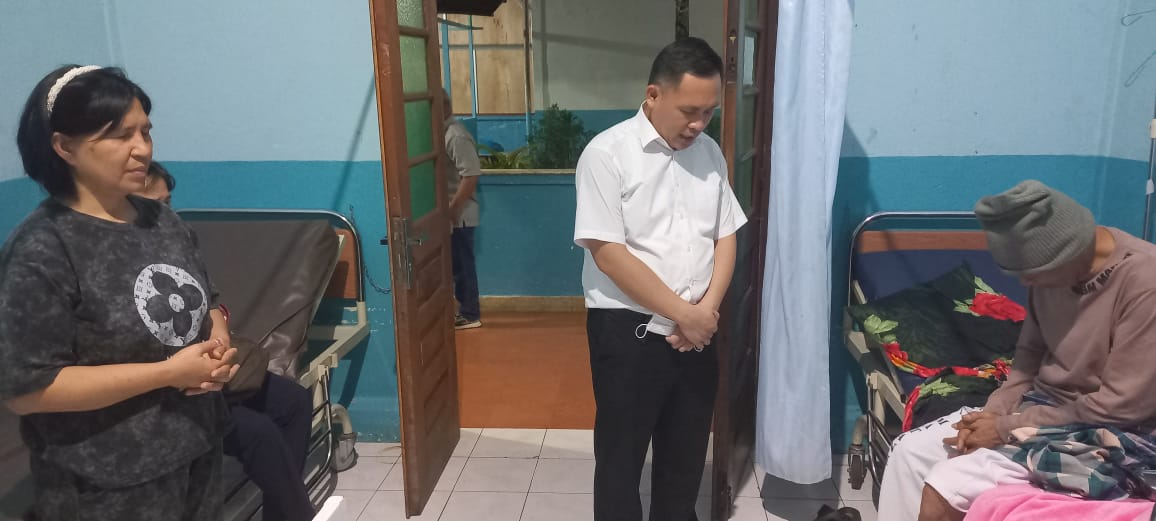 Penatua Michael Mait: Calon Wakil Walikota Tomohon yang Setia Mengunjungi dan Mendoakan Orang Sakit