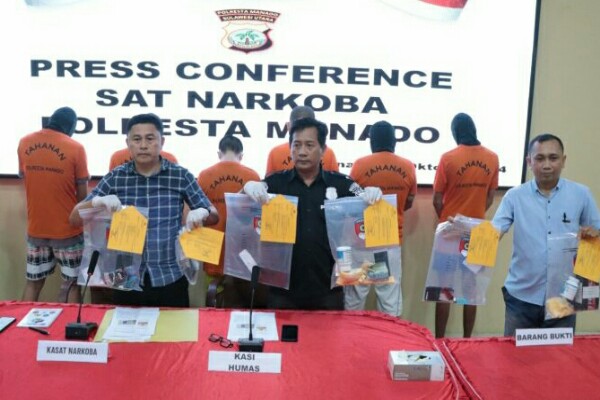 Satresnarkoba Polresta Manado menggelar konferensi pers keberhasilan pengungkapan kasus narkotika selama bulan September 2024, di Mako Polresta, (Foto dok)