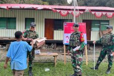 Kegiatan edukasi dan pembagian buku tulis di Kampung Polimo, Distrik Kurima, Kabupaten Yahukimo, Papua Pegunungan, pada Senin (30/9/2024)