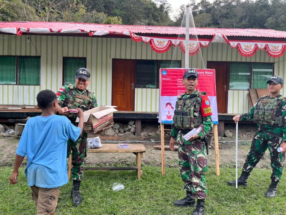 Kegiatan edukasi dan pembagian buku tulis di Kampung Polimo, Distrik Kurima, Kabupaten Yahukimo, Papua Pegunungan, pada Senin (30/9/2024)