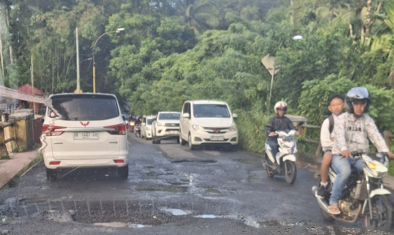 Jalan Rusak Parah di Tomohon-Tanawangko, Bahaya Mengintai Pengendara Setiap Hari