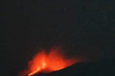 Erupsi Gunung Ibu Kembali Terjadi, Warga Diminta Waspada dan Tidak Beraktivitas di Sekitar Kawah