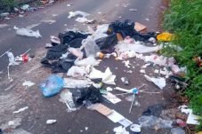 Jalan Kembuan Satu Dikepung Sampah, Warga Geram: Bau Menyengat dan Ganggu Akses!