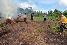 Polsek Rainis Bersama Kelompok Tani Bersihkan Lahan untuk Dukung Ketahanan Pangan Nasional