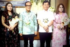 Wamenaker Immanuel Ebenezer Gerungan dan Wagub Sulut Victor Mailangkay Beribadah di GMAHK Ranotana