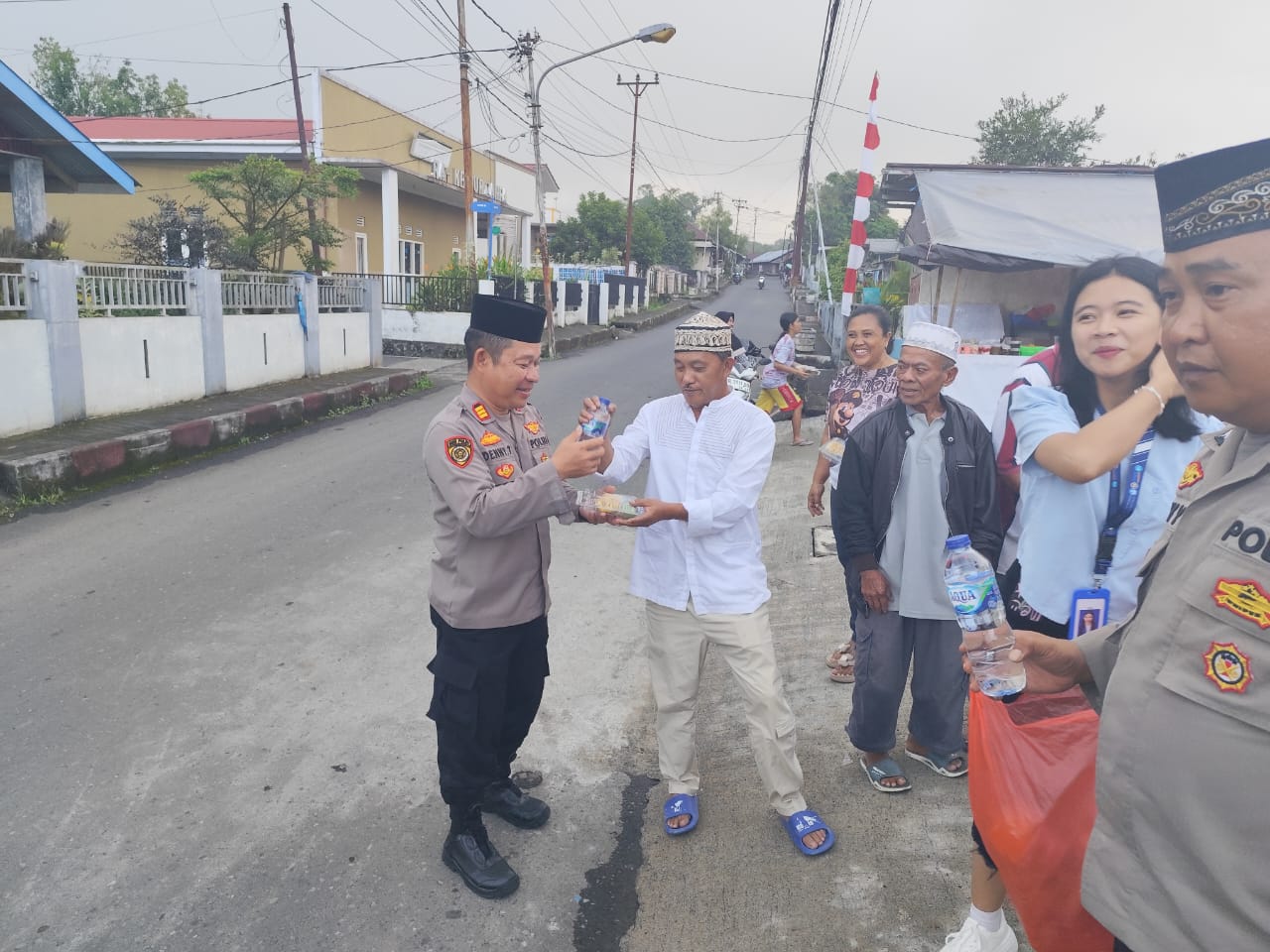 Polres Tomohon Berbagi Takjil, Wujud Kepedulian di Bulan Ramadan