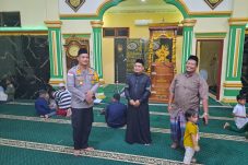 Kapolres Talaud Sholat Tarawih Bersama Warga, Tegaskan Pentingnya Silaturahmi dan Keamanan di Ramadhan!