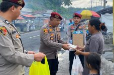 Kapolres Tomohon Berbagi Takjil di Tombariri: Wujud Kepedulian Polri di Bulan Ramadhan