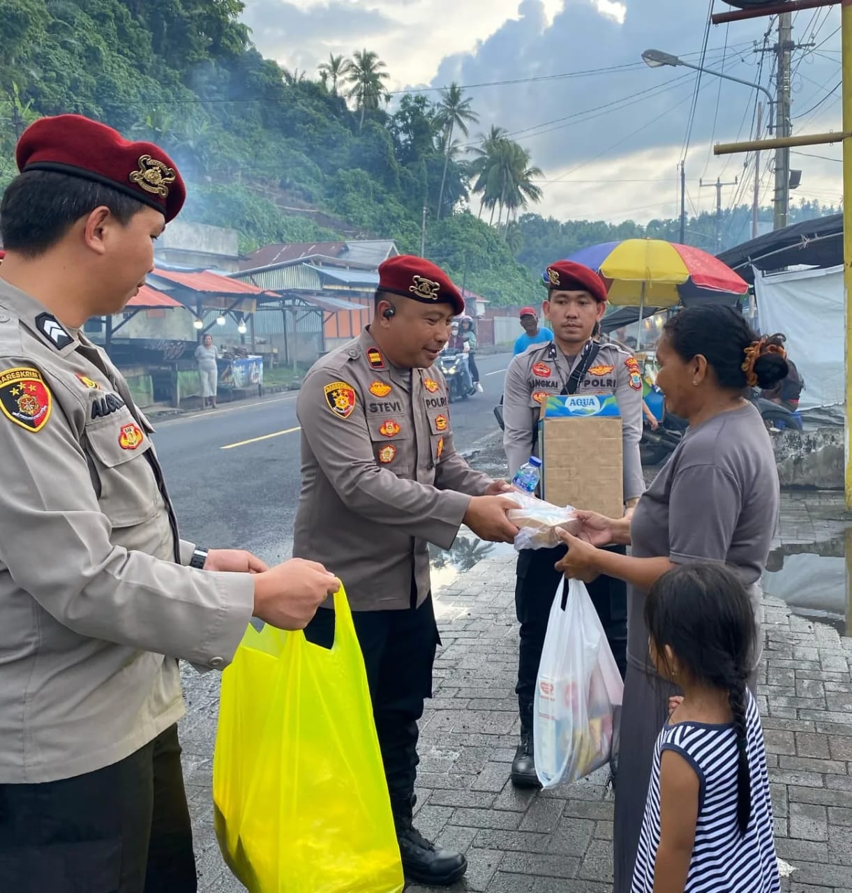 Kapolres Tomohon Berbagi Takjil di Tombariri: Wujud Kepedulian Polri di Bulan Ramadhan