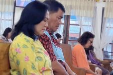 Gubernur Sulut YSK dan Istri Beribadah di GMIM Petra Sario Tumpaan: Teguhkan Iman, Eratkan Kebersamaan