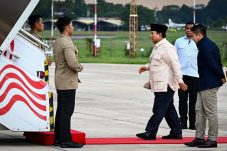 Foto : Presiden Republik Indonesia, Prabowo Subianto melakukan kunjungan ke Kuala Lumpur, disambut oleh Perdana Menteri (PM) Malaysia, Anwar Ibrahim dalam momen Idulfitri 1446 Hijriah.