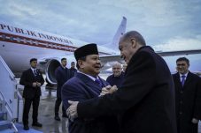 Foto : Di bawah tangga pesawat, Presiden Prabowo dan Presiden Erdoğan tampak berjabat tangan sekaligus berpelukan dalam suasana yang bersahabat. Bandar Udara Internasional Esenboğa, Ankara, Turkiye, Rabu, 9 April 2025.