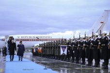 Foto : Presiden Prabowo dan Presiden Erdoğan berjalan berdampingan melewati pasukan jajar kehormatan untuk menuju ruang tunggu. Bandar Udara Internasional Esenboğa, Ankara, Turkiye, Rabu, 9 April 2025.
