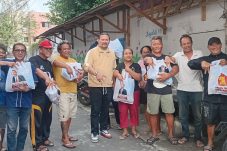 Aspiratif dan Peduli, Martin Daniel Tumbelaka Bagi Sembako dan Serap Keluhan Warga Manado