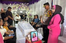 Kapolres Talaud dan Ketua Bhayangkari Melayat ke Rumah Duka Istri Personel Propam