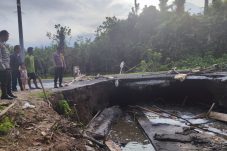 Jalan Trans Sulawesi Putus Total di Kombi, Akibat Abrasi dan Ulah Warga