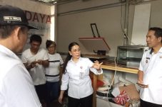 Wabup Vanda Sarundajang Kunjungi Bank Sampah “Setor Jo”, Serahkan BLT dan Mesin Jahit untuk UMKM