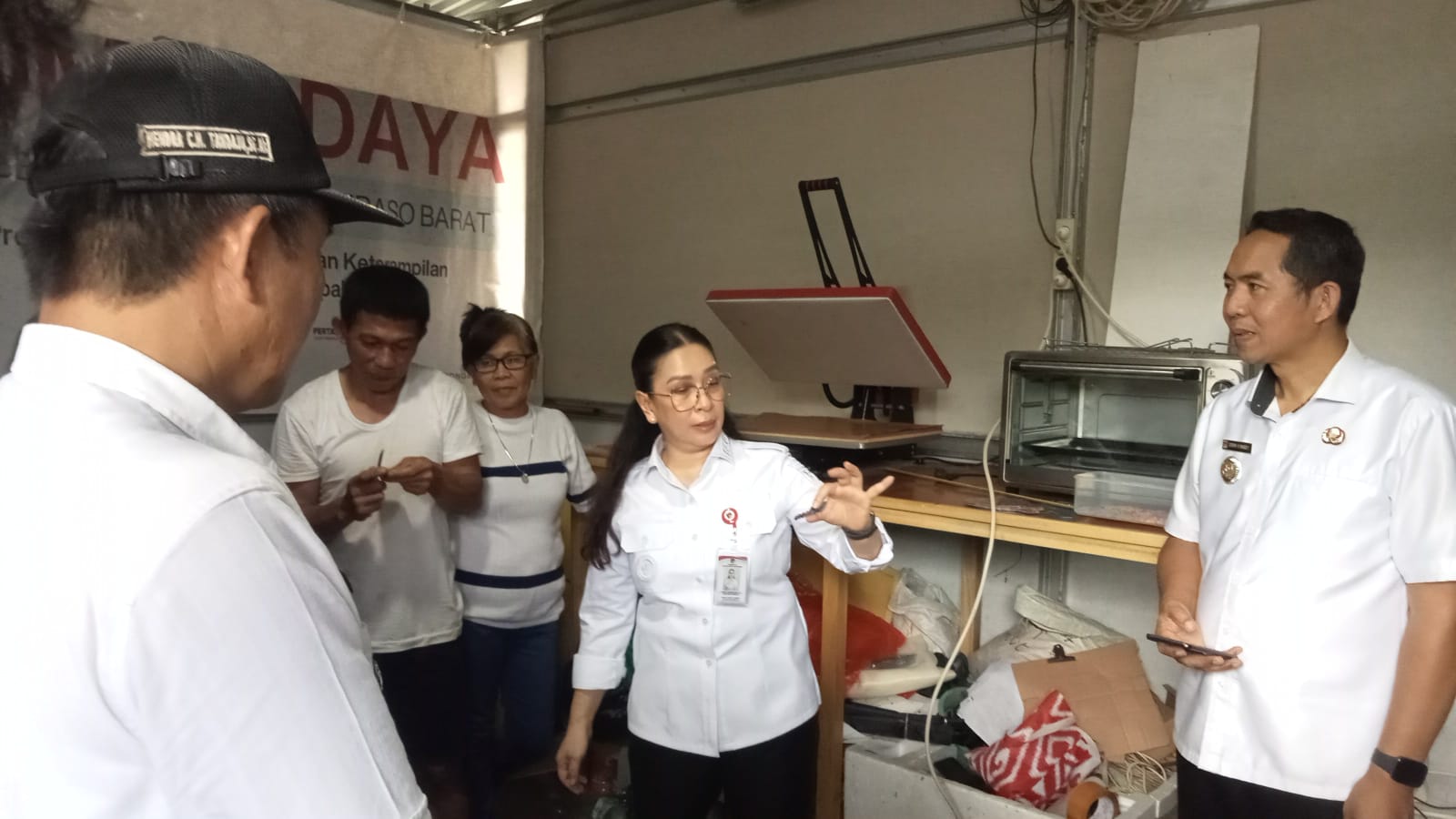 Wabup Vanda Sarundajang Kunjungi Bank Sampah “Setor Jo”, Serahkan BLT dan Mesin Jahit untuk UMKM