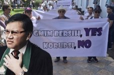 Didesak Mundur! Ratusan Jemaat Geruduk Kantor Sinode, Teriakkan “GMIM Bukan Milik Hein Arina”