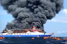 Penumpang KM Barcelona 5 Ungkap Detik-detik Kapal Terbakar: “ABK Lompat Duluan, Kami Tak Diberi Arahan”