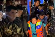 Duka di Laut Talise, Gubernur Yulius Temui Korban Selamat KM Barcelona hingga Tengah Malam