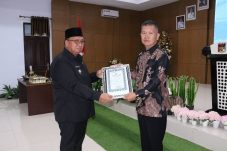 Kapolres Minahasa Beri Penghargaan ke Kepsek SMPN 4 Tondano atas Peran Bongkar Kasus Narkoba