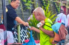 Bikin Terharu! Pasangan Lansia di Tomohon Beri Uang ke Tunawisma, Kisahnya Viral
