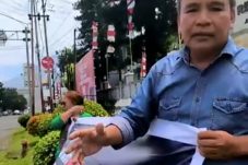 Kasus Tanah Mandek 2 Tahun, Dua Warga Tantang Presiden di Depan Polres Bitung