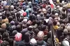 Bendera One Piece Berkibar di Depan DPR, Massa Teriak “Bubarkan DPR!”