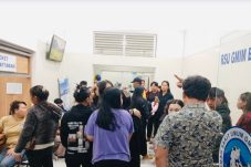 Suasana di RSU GMIM Bethesda Tomohon saat ratusan mahasiswa UKIT mendapat perawatan akibat dugaan keracunan makanan, Kamis (11/9/2025) malam. (Foto: ist)