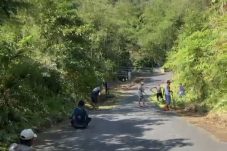 Warga Rambunan Minahasa Gelar Kerja Bakti di Jalan Pinaras Tomohon, Tuai Apresiasi