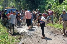 Warga Tondei Raya “Tampar” Bupati Franky Wongkar, Cor Sendiri Jalan Kabupaten yang 10 Tahun Dibiarkan Rusak