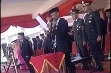 Wakil Ketua DPRD Pasangkayu Gagap Baca Teks UUD 1945, Warganet: “Jangan Salahkan Dia, Salahkan yang Milih”