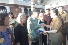 Peringati Hari Jadi Minahasa ke-597, Wabup Vanda Sarundajang Serahkan Bantuan Sosial di Kawangkoan