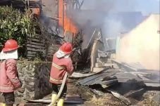 Kebakaran di Kota Tomohon, Dua Rumah Panggung Ludes Terbakar di Lansot