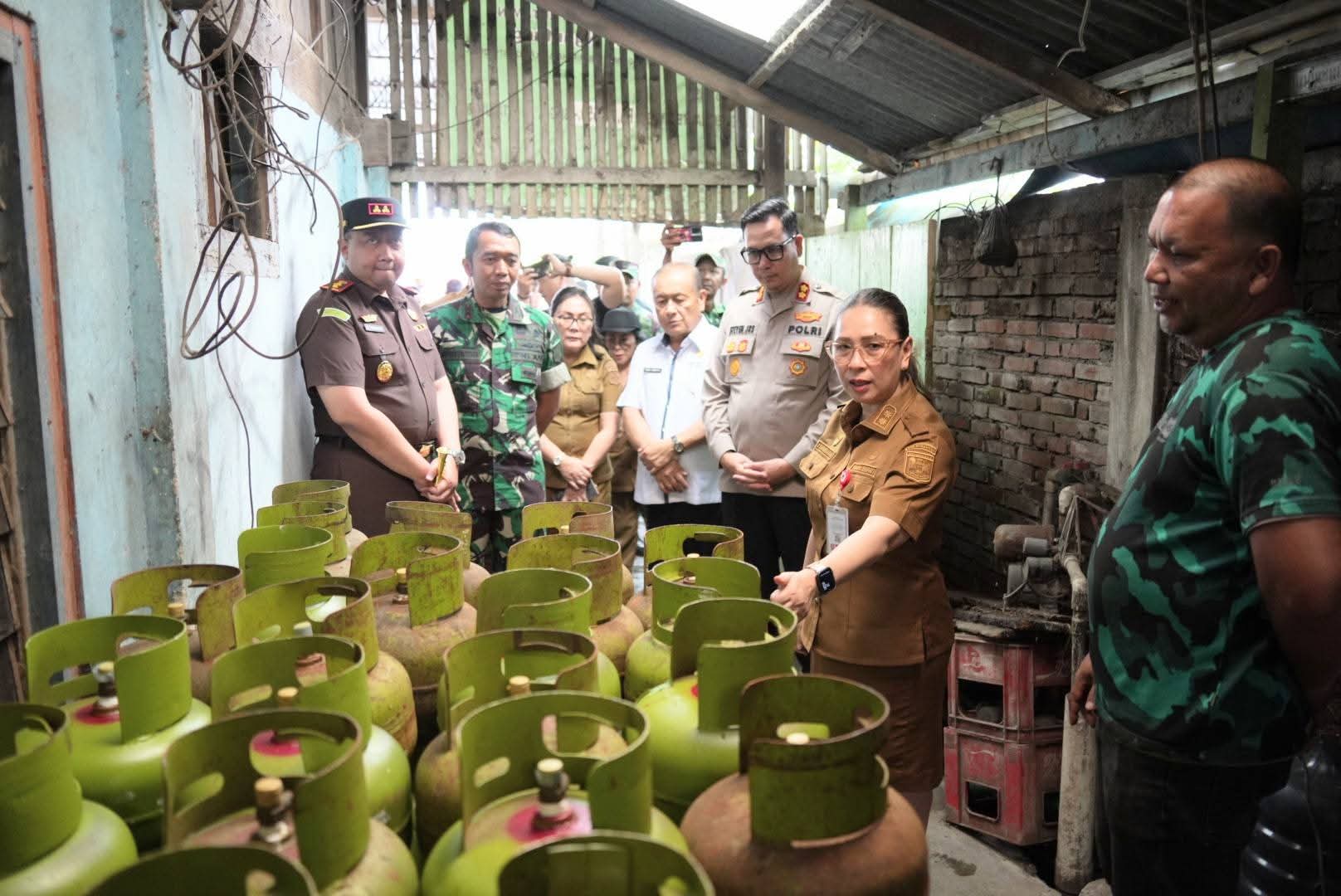 Jelang Nataru, Wabup Vanda Sarundajang Sidak SPBU, LPG 3 Kg dan Pasar Tondano