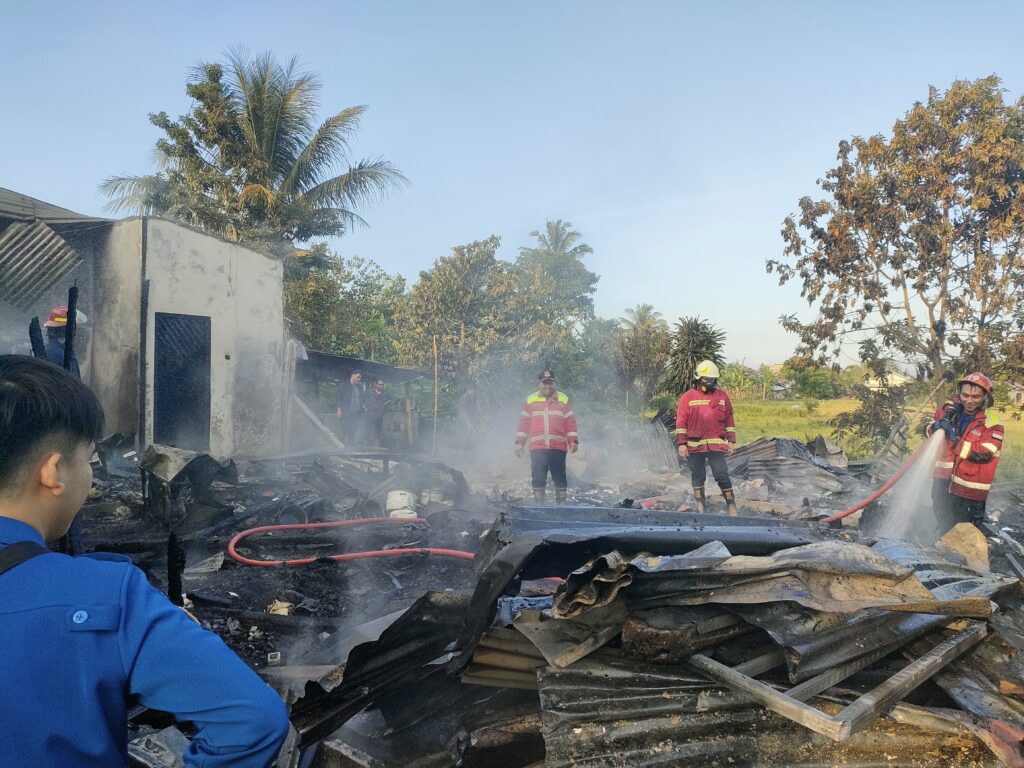 Kebakaran Hebat di Tompaso Dua Lansia Nyaris Tewas Rumah Ludes 25 Menit