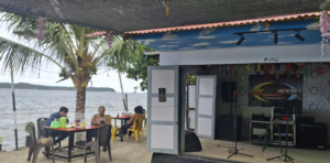 Di Balik Jalan Trans Boltim, Tersimpan Cafe Tepi Laut dengan View Dua Pulau yang Bikin Betah Sampai Tengah Malam