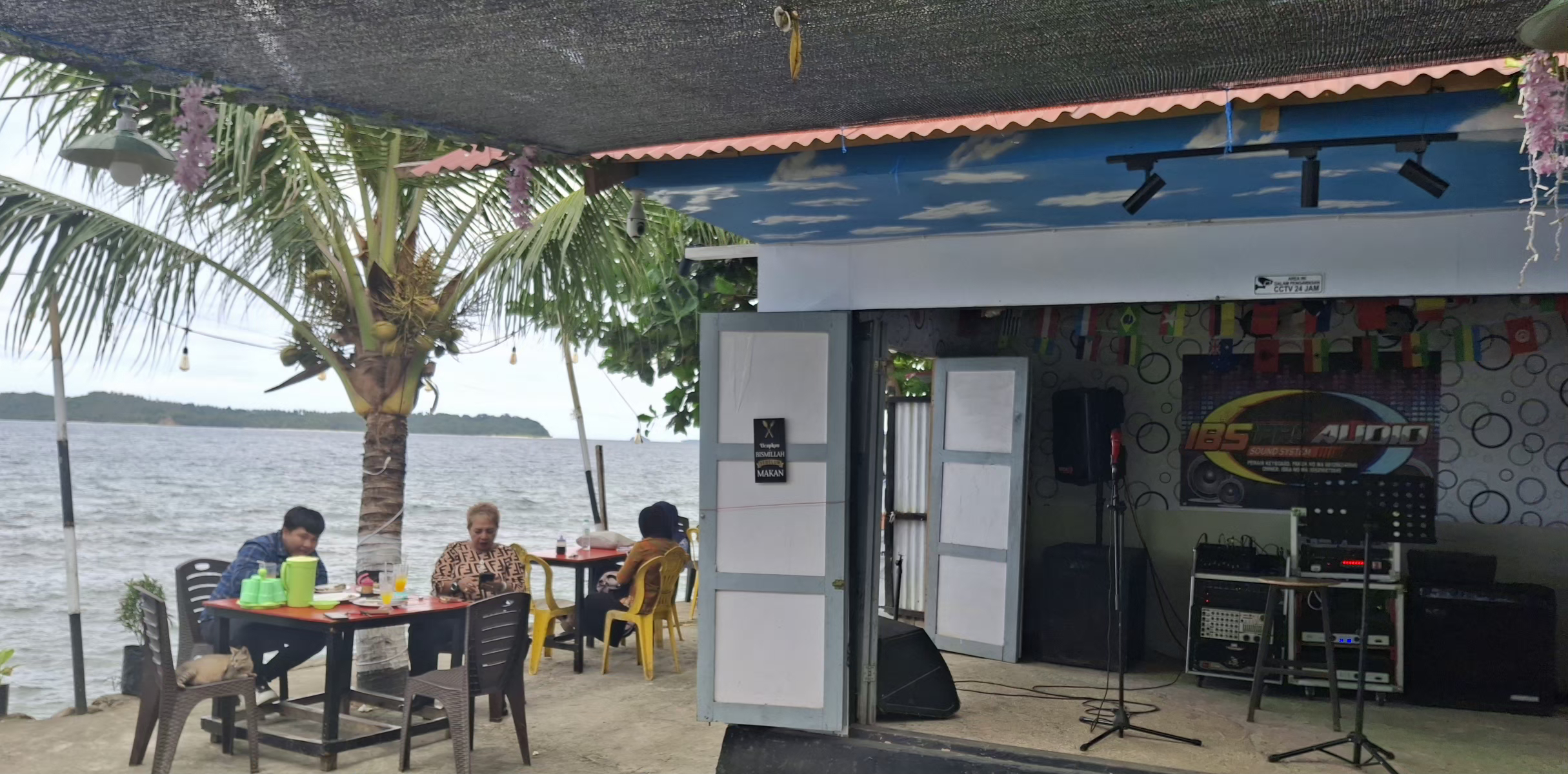 Di Balik Jalan Trans Boltim, Tersimpan Cafe Tepi Laut dengan View Dua Pulau yang Bikin Betah Sampai Tengah Malam